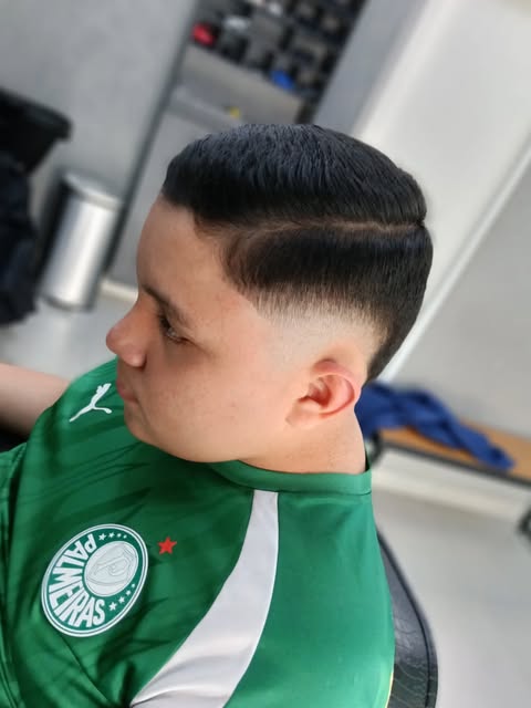 Corte jovem com degradê e risco finalizado na New Style